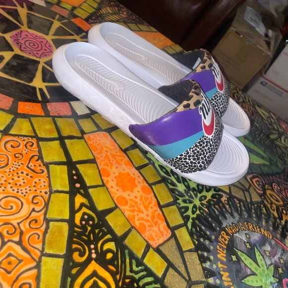 Colorful cheetah Nike slides - Picture 2 of 3